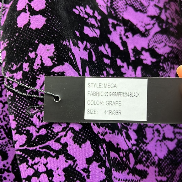 I’m selling a velvet suit complete with pans. - Picture 2 of 4